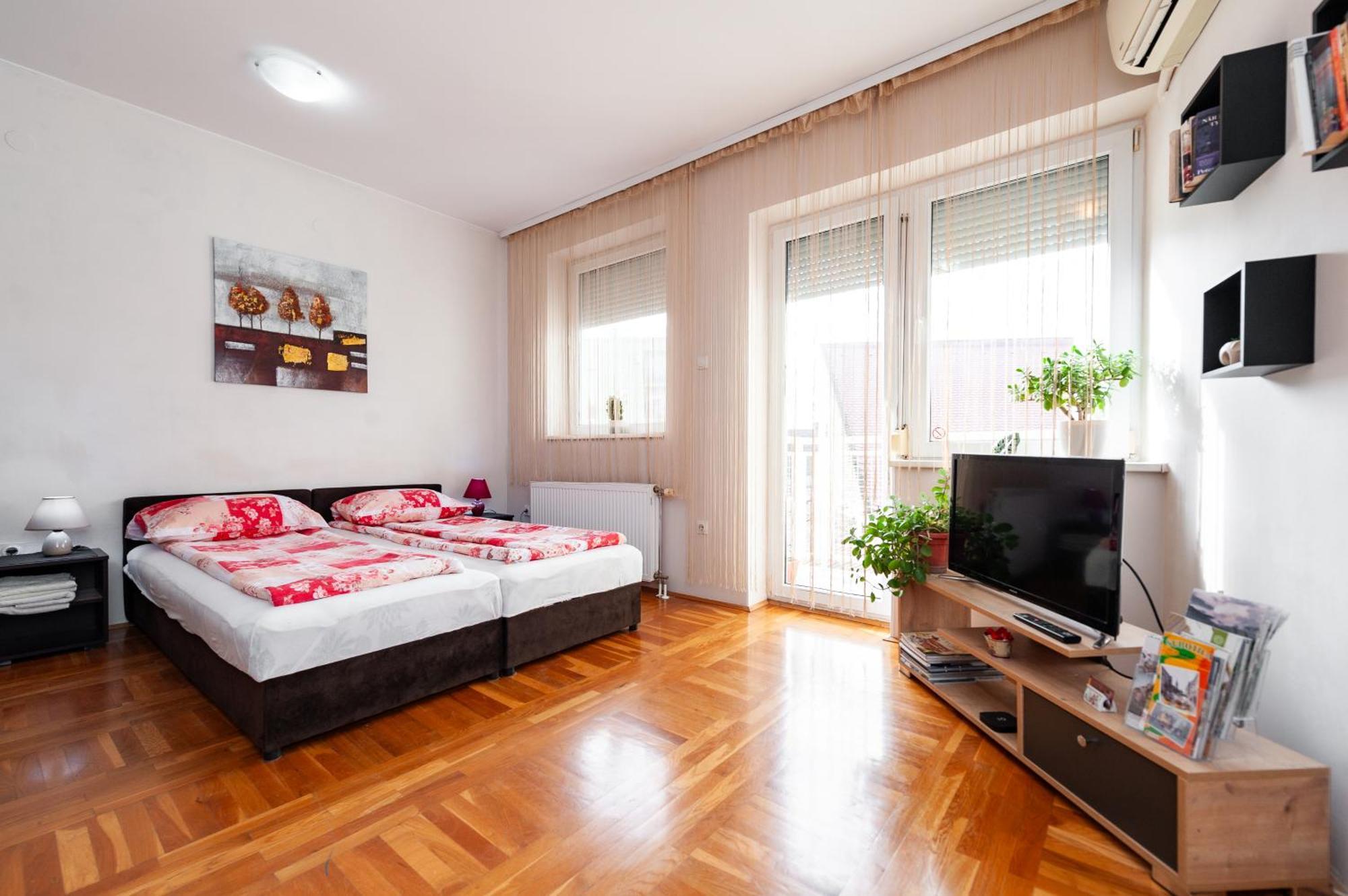 Momo'S Studio Apartment スボティツァ エクステリア 写真
